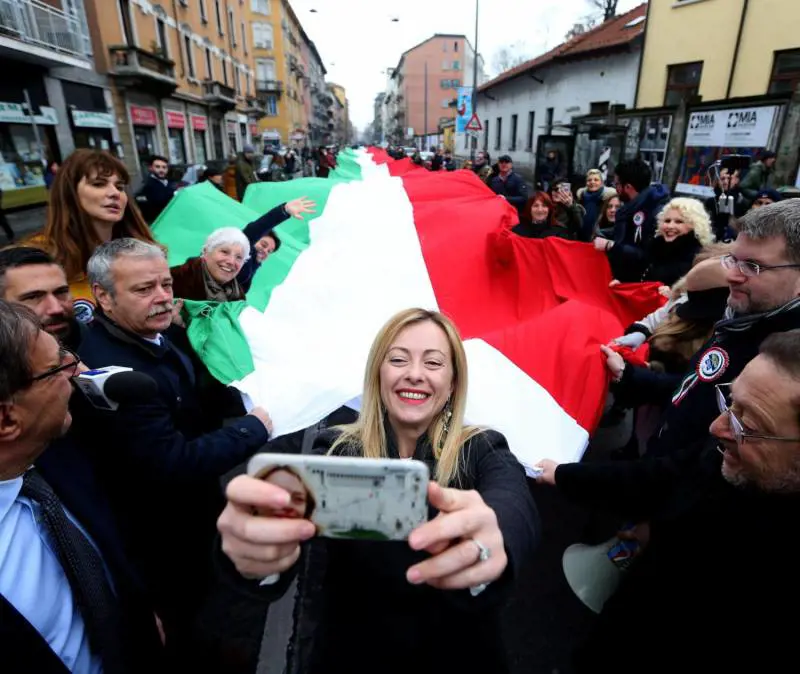 Al corteo di Fdi "scontro" tra l'Inno e Bella Ciao