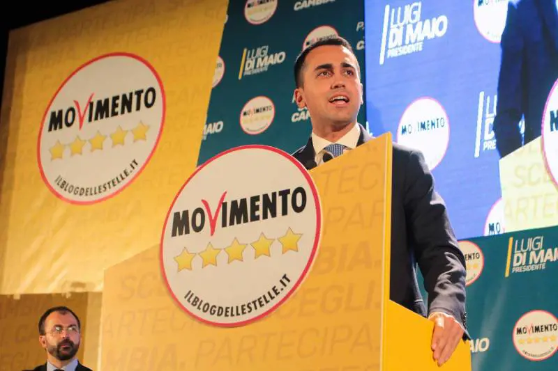 Spuntano altri tre candidati che imbarazzano i grillini