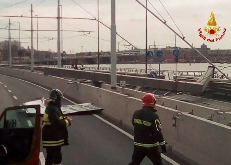 Tragedia sfiorata a Venezia: crolla un pilone del Ponte della Libertà