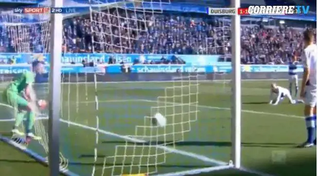 Si distrae per bere: portiere incassa un gol assurdo