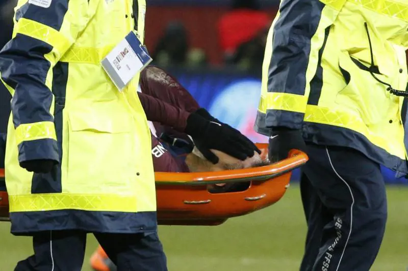 Il padre di Neymar sull'infortunio: "Psg sa che starà fermo 6-8 settimane"