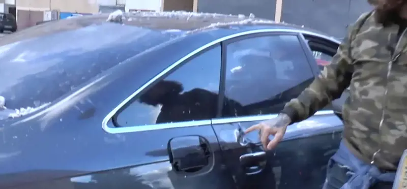 Minacce, spari e lancio di sassi: il video dell'agguato a Brumotti