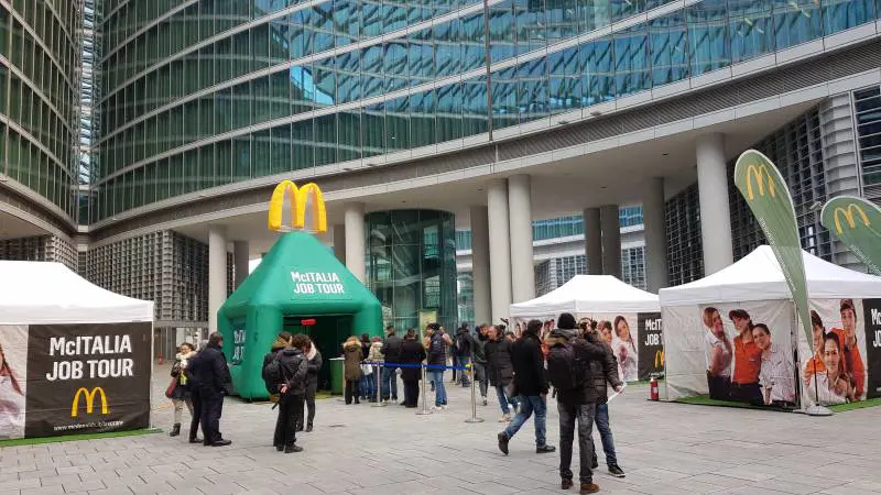 In coda da McDonald's per un posto di lavoro: "È una bella occasione"