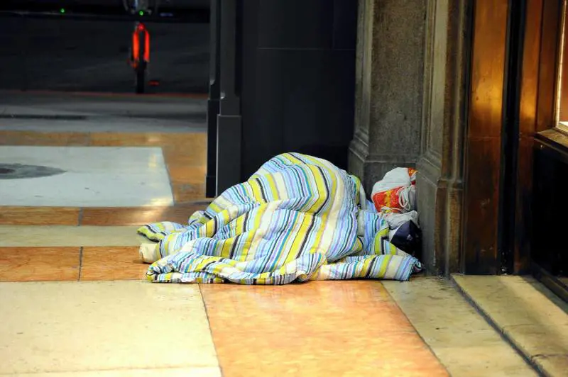 "I mendicanti disturbano i fedeli". E il don antibuonista li caccia dalla chiesa