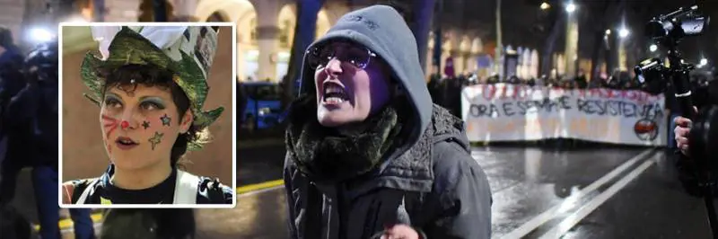 I "giuristi antifascisti" difendono la maestra che insulta gli agenti