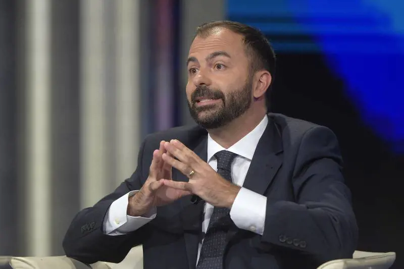 Scuola, la ricetta di Fioramonti: "Tasse su bibite gassate e merendine"
