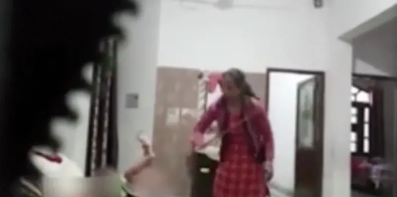Baby sitter bastona la neonata: il video choc del pestaggio