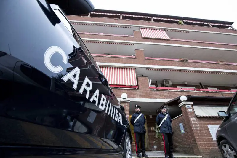 I rilievi della polizia nel garage dove Luigi Capasso ha sparato alla moglie