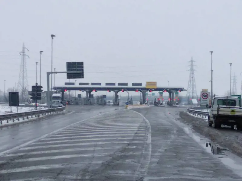 Maltempo con pioggia gelata: chiusi tratti su A1 e sulla A26