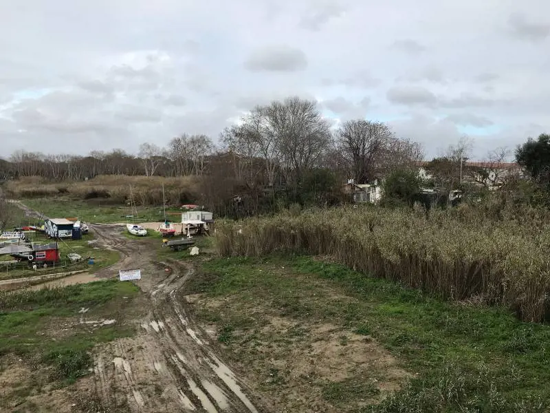 Roma, molotov contro l'accampamento abusivo