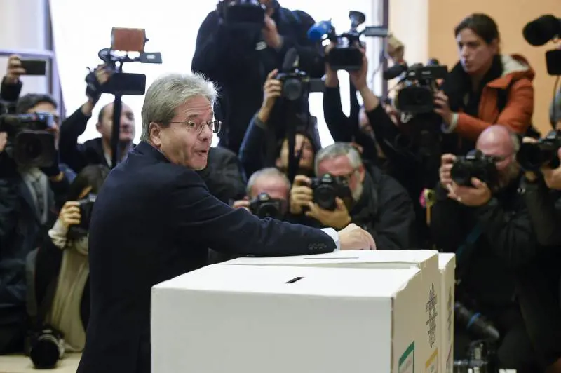 Urne aperte, Gentiloni e Mattarella a votare di prima mattina