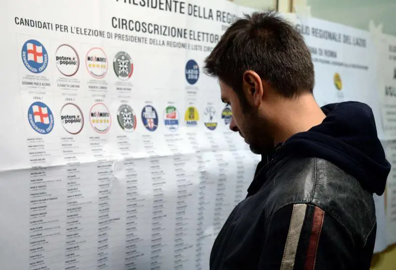Il grillino Di Battista va a votare ma sbaglia il seggio