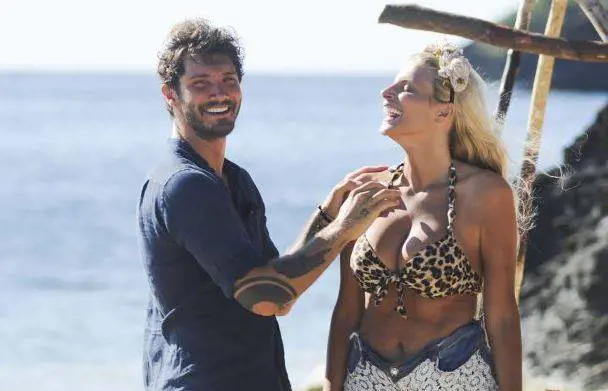 Isola, clamorosa gaffe di De Martino: "Provo a ipnotizzare Francesca. Con le galline riesco"