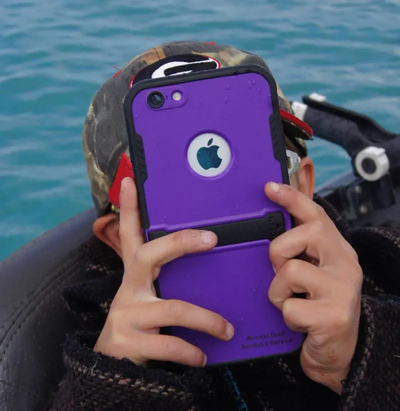 Bimbo gioca con l'iPhone della mamma, lo blocca per 47 anni