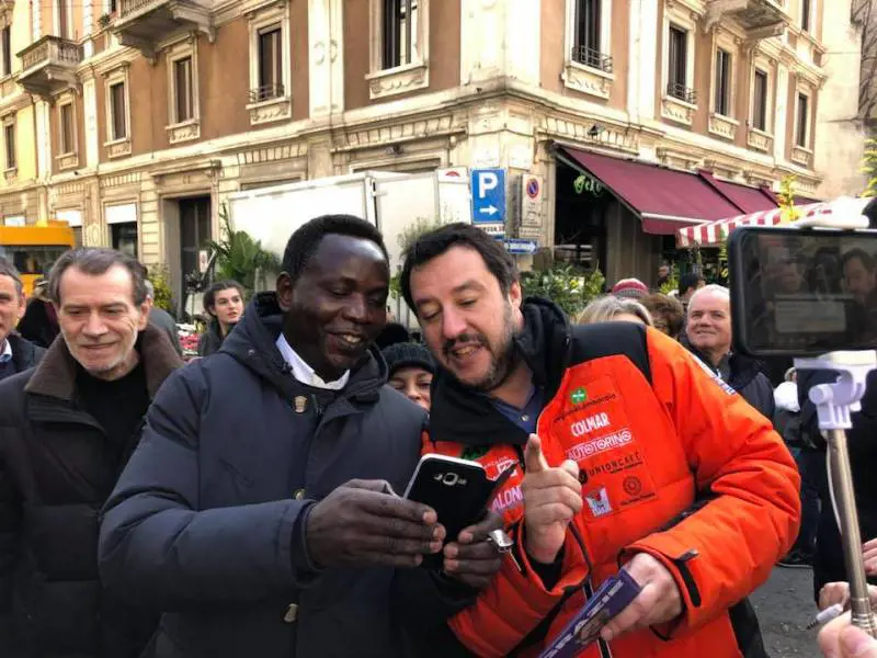 "Matteo numero uno, grazie a te". Al mercato fa il pieno di abbracci