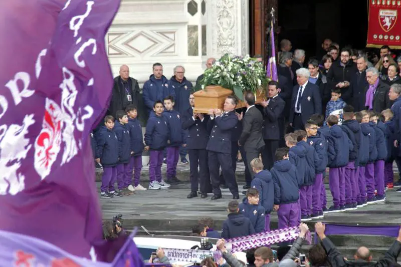 Campioni e popolo: una piazza d'amore per il saluto ad Astori