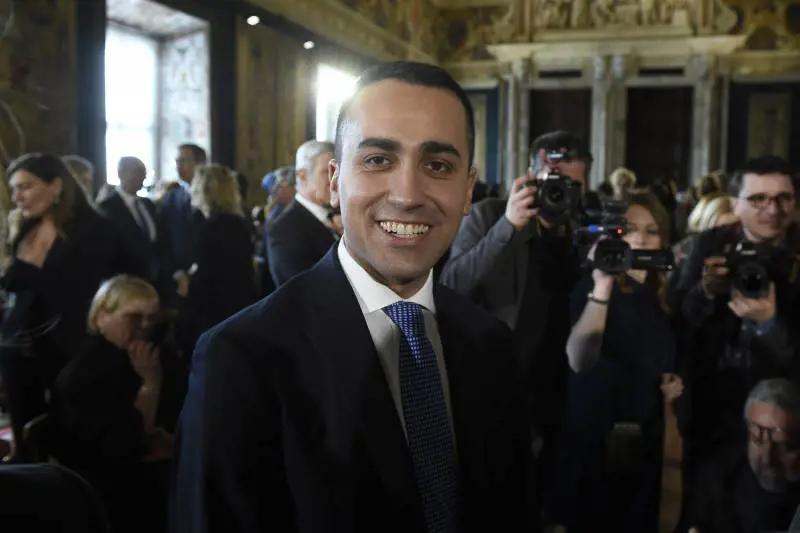 La condizione a Di Maio: sedersi al tavolo con il Cav