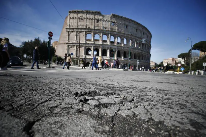 Buche, il piano del Comune non convince: "Da Raggi solo rattoppi"