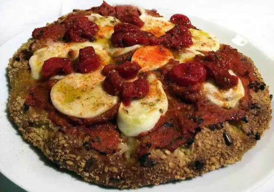La pizza di Cracco non piace a Napoli: "Non è una vera margherita"