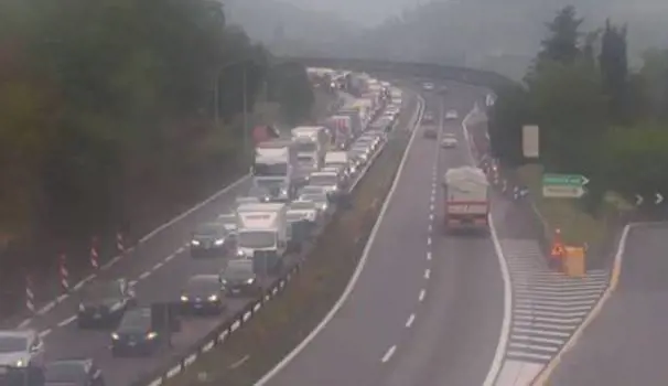 Firenze, cade masso in A1: un conducente rimane lievemente ferito