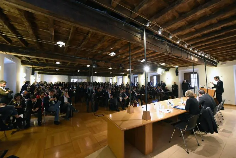 Martina parla alla direziona nazionale del Pd (ma i presenti messaggiano)