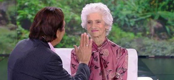 Isola dei Famosi, Giucas tenta di ipnotizzare la nonna di Simone. Mara: "Ma è più sveglia di me"