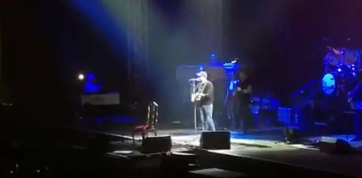 Zalone irrompe al concerto di Zucchero: il pubblico canta "Angela"