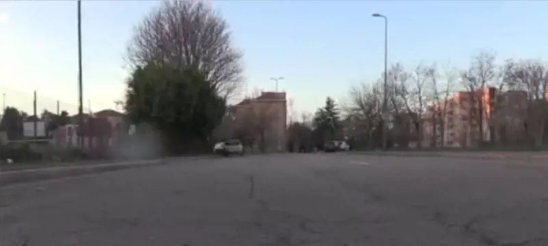 Lui pestato, lei stuprata Incubo a Milano: caccia a uno straniero