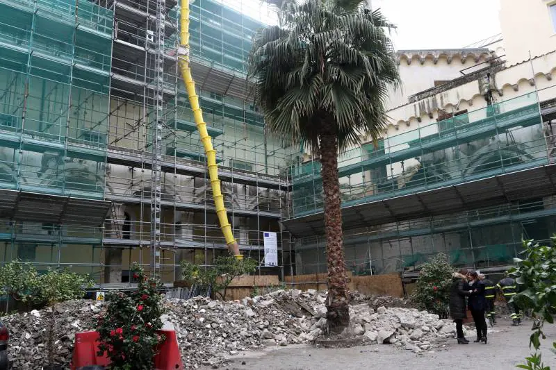 Crolla un ex monastero a Napoli, operai sotto le macerie: tutti salvati