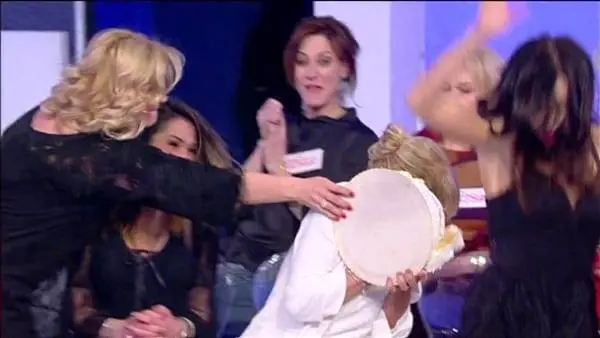Uomini e Donne, Tina lancia una torta in faccia a Gemma