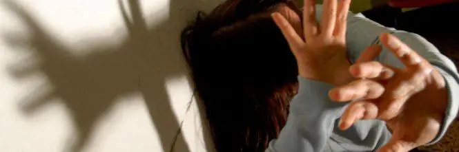 Baci e palpeggiamenti alle alunne, prof accusato di molestie