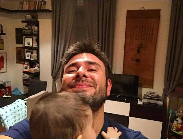 Pappe, pannolini e piscina: Di Battista papà dopo le elezioni