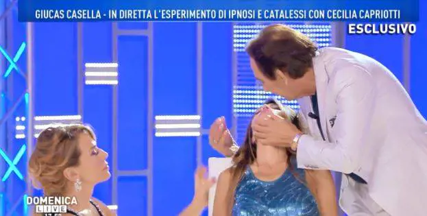 Paura a Domenica Live, Giucas Casella ipnotizza Cecilia Capriotti, ma lei fa fatica a risvegliarsi