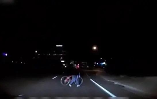Spunta il video del pedone travolto da un'auto senza guidatore