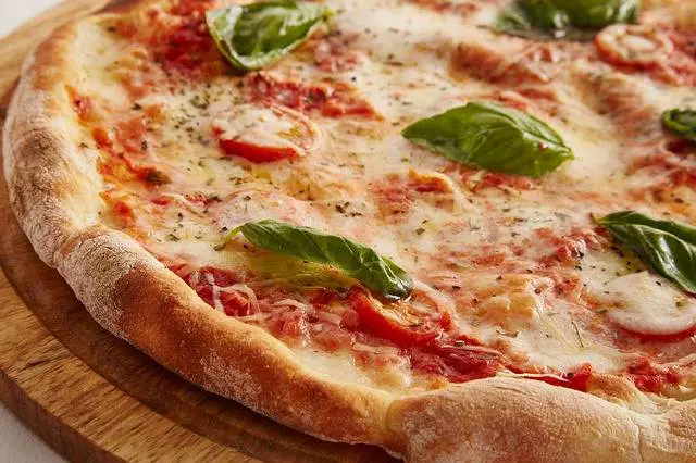 Allarme bambini obesi. Così la Gran Bretagna "restringe" pizze e torte