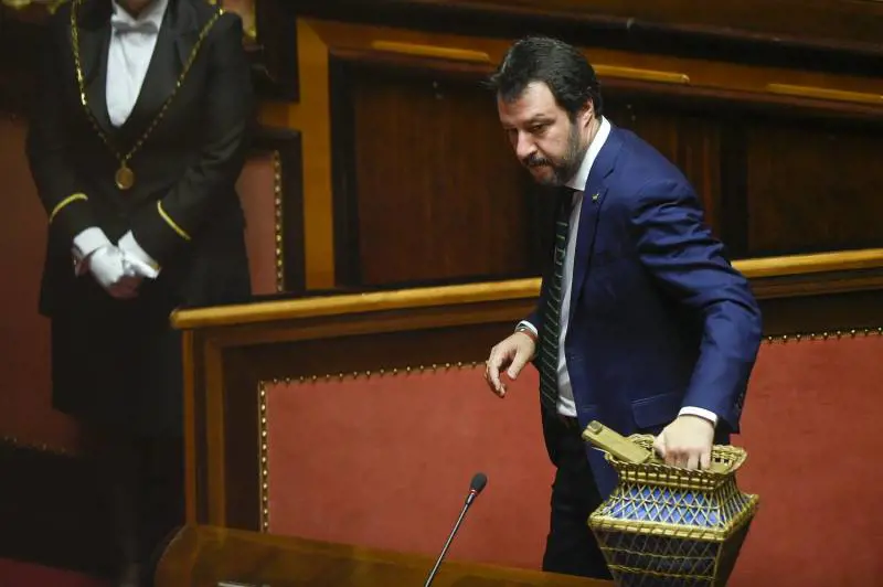 Salvini stoppa i grillini «Mai senza Forza Italia» Ma la trattativa procede