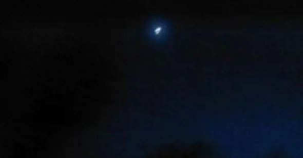 Notte di paura nei cieli italiani: "Cos'è quella scia luminosa?"
