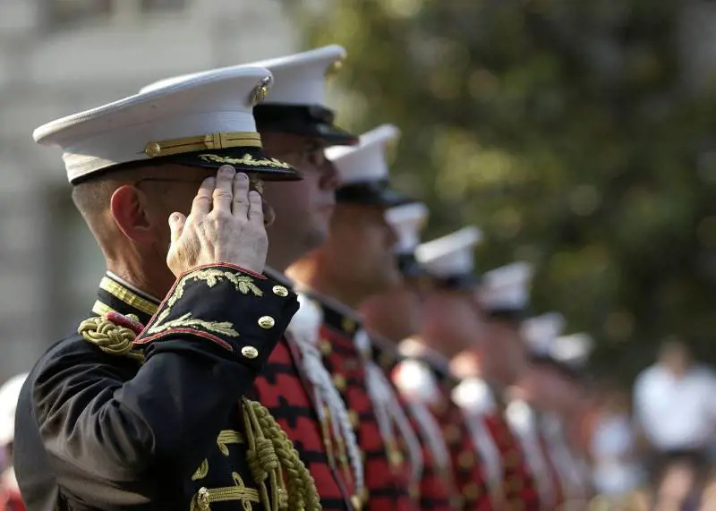 Flirta via messaggi, generale cacciato dall'esercito
