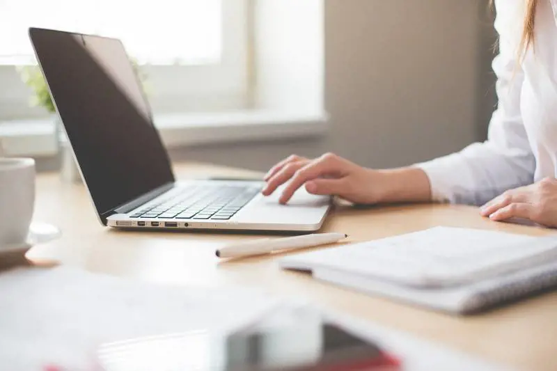 Ginnastica da ufficio, gli esercizi per chi sta molte ore al computer