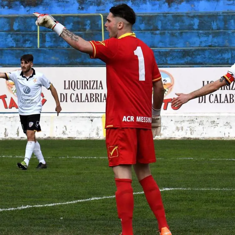 Incredibile in Serie D: il portiere fa pipì dietro al palo e l'arbitro lo espelle