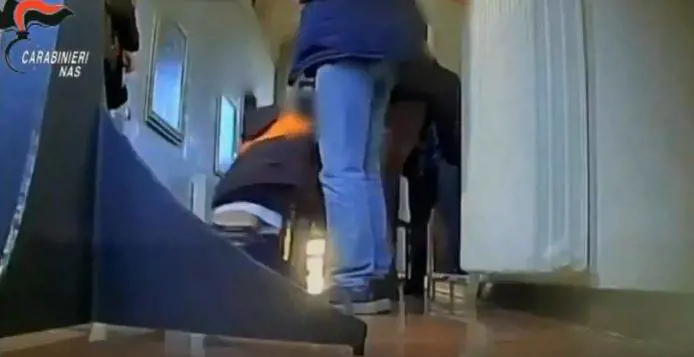 Potenza, disabili maltrattati in una struttura: calci, pugni e schiaffi