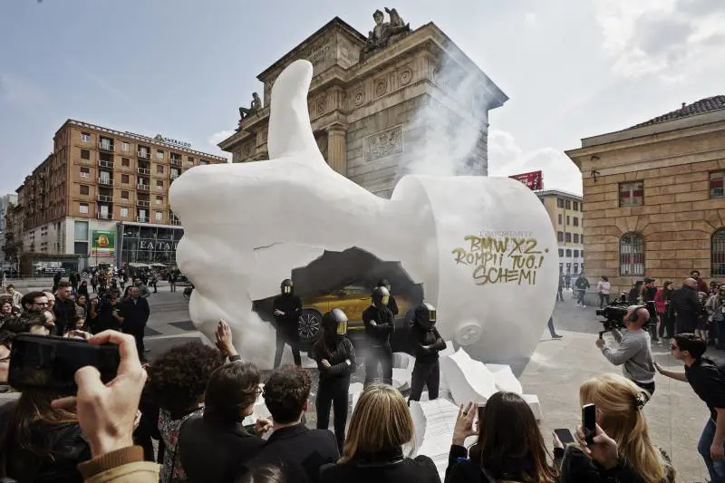 Svelato il mistero del like gigante a Milano: è la pubblicità di un'auto