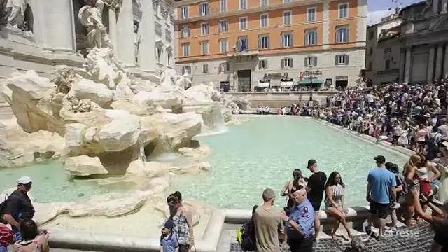 Fontana di Trevi, la Raggi ci ripensa: le monetine torneranno alla Caritas