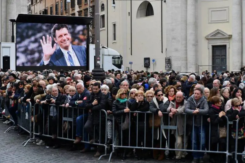 L'ultimo saluto a Fabrizio Frizzi Folla e maxi-schermi a Roma