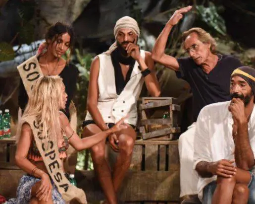 Isola dei Famosi, il fuorionda di Alessia contro Elena: "Questa cattiveria le si ritorcerà contro"
