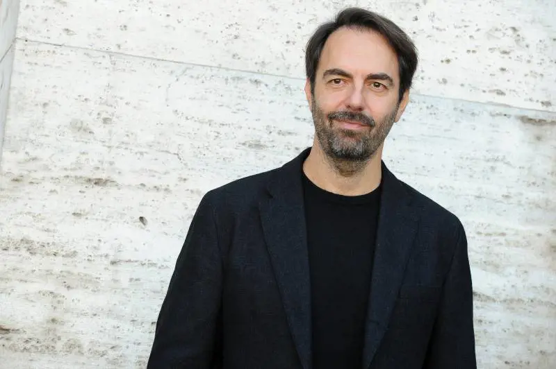 Neri Marcorè si tuffa negli anni '80: "Ma mi devo separare da Anna Valle"