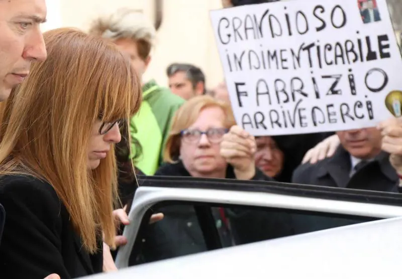La follia social che ci obbliga al lutto pubblico