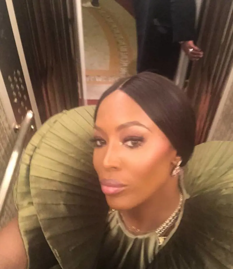 Fan contro Naomi Campbell: "Rimpicciolisci il naso con Photoshop"