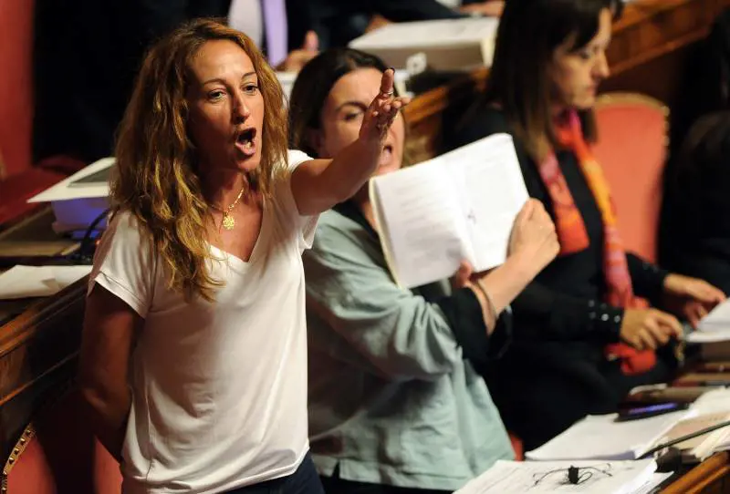Taverna, l’urlatrice a 5 Stelle trasforma il Senato in osteria