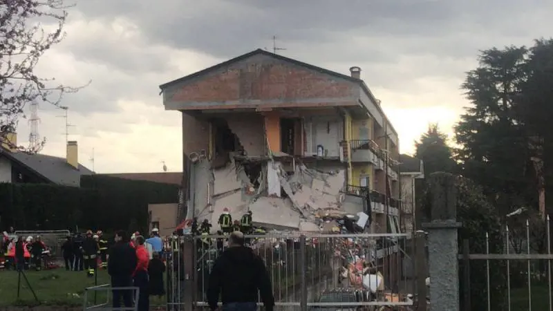 Crolla una palazzina per una fuga di gas: 9 i feriti, 5 sono gravi